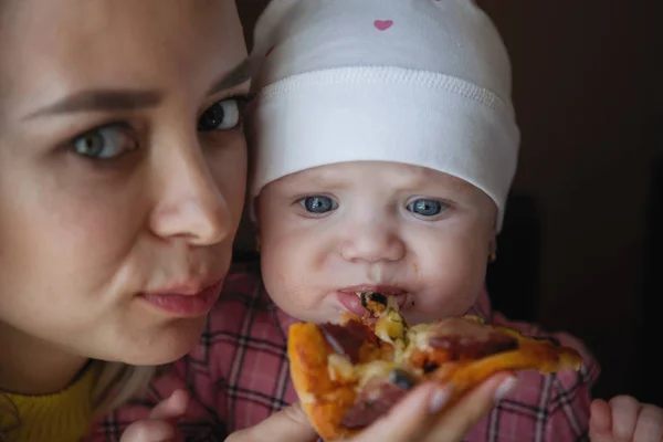 Donna con bambino che mangia . — Foto Stock