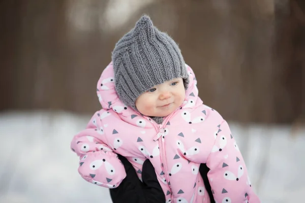 Szczęśliwa dziewczynka w zimie. — Zdjęcie stockowe