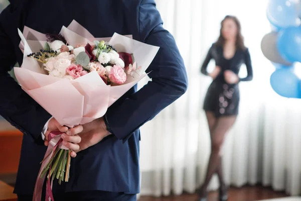 Guy giving flowers. — Stock Photo, Image