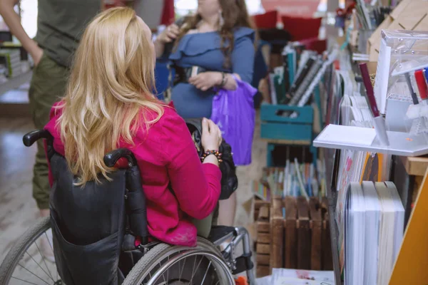 Kobieta na wózku inwalidzkim. — Zdjęcie stockowe