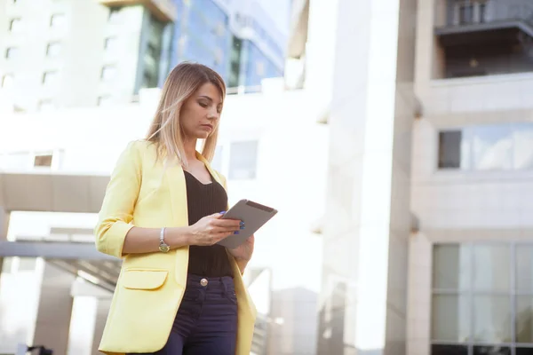 Businesswoman in the city. — Stock Photo, Image