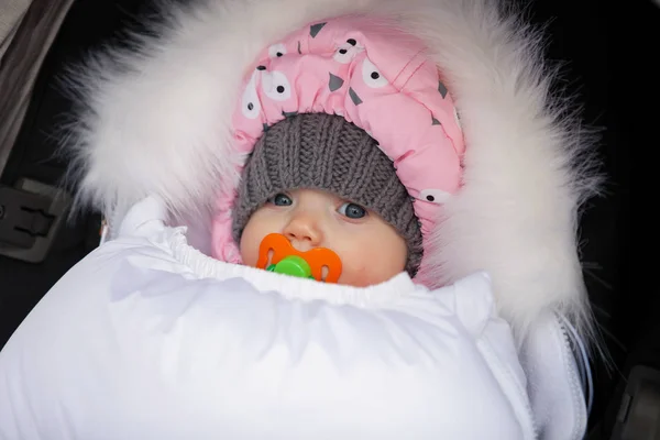 Ευτυχισμένη κοριτσάκι το χειμώνα. — Φωτογραφία Αρχείου