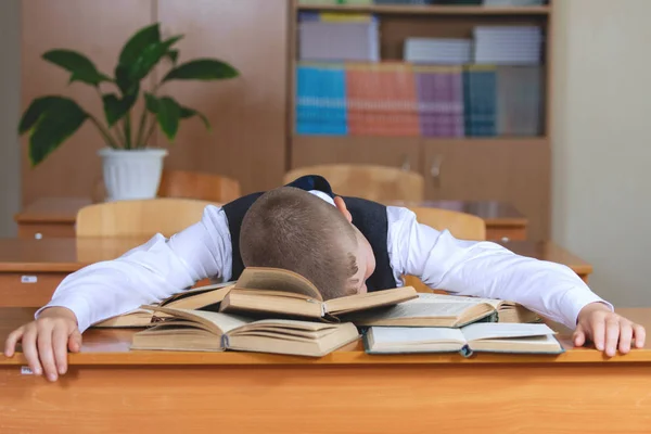 Tonåring sover vid skrivbordet. — Stockfoto