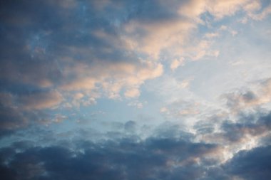 Mavi gökyüzü, pembe bulutlar, gün batımı.