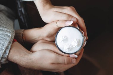 Dört el bardağı tutar..