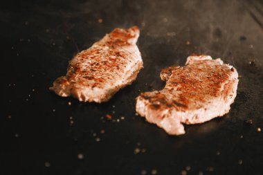 Aşçı bir hamburger hazırlar..