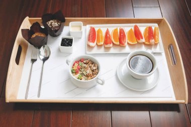 Bir ahşap tepsi üzerinde Servis Kahvaltı.