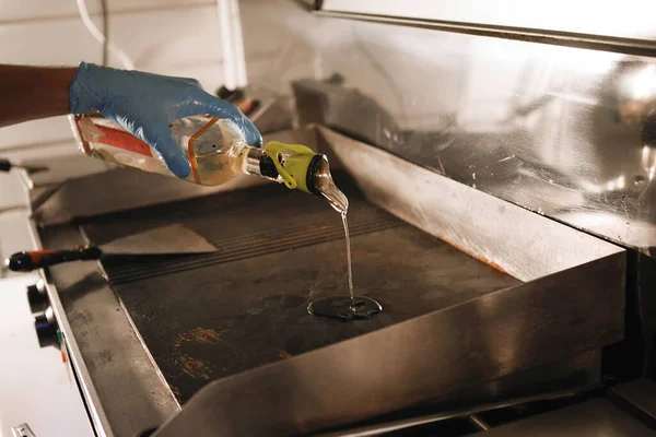 Cook prepares a hamburger. — Stock Photo, Image