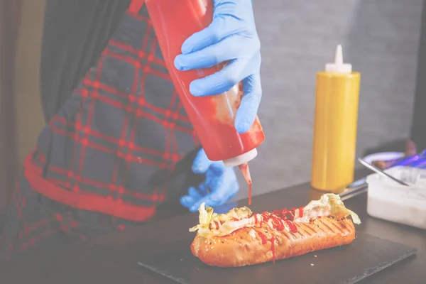 Chef está cozinhando um cachorro quente . — Fotografia de Stock