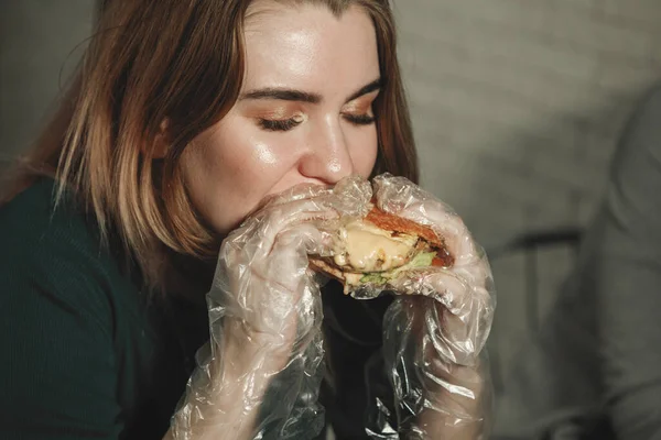ハンバーガーを食べてカフェで美容女性 — ストック写真