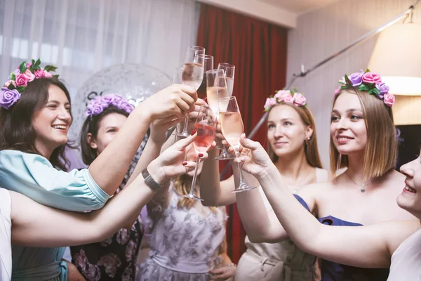 Meninas alegres batendo óculos . — Fotografia de Stock