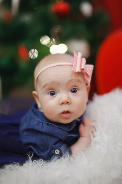 美しい小さな赤ちゃんは、クリスマスを祝います。新年の休日. — ストック写真