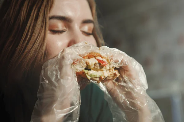 Schoonheid vrouw in café eten hamburger — Stockfoto