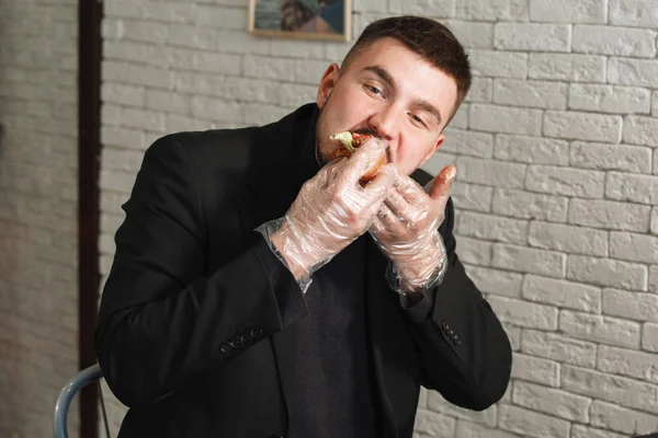 男人吃汉堡包 — 图库照片