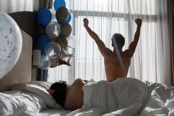 Casal feliz em um quarto de hotel . — Fotografia de Stock