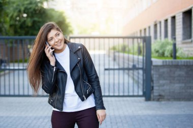Yazın bir şehir caddesinde duygusal olarak konuşan bir kadın.