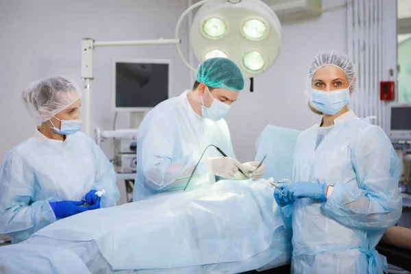 Três Cirurgiões Durante Cirurgia Abdominal Uniformes Azuis Luvas Látex Instrumentos — Fotografia de Stock