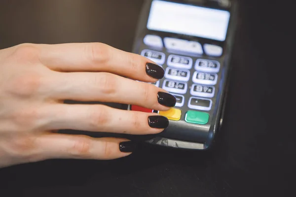 Mano Femenina Terminal Pago Sin Contacto Compra Por Menor —  Fotos de Stock