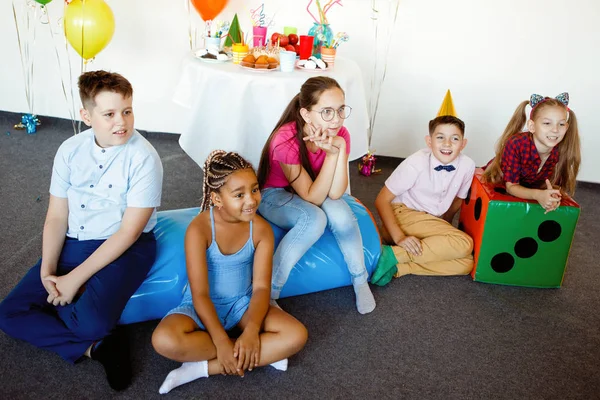 Bambini Multinazionali Una Festa Compleanno Con Palle Tappi Dolci Guardano — Foto Stock