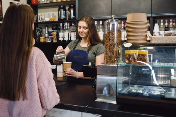 Mujer Barista Delantal Vierte Café Una Taza Para Cliente Mostrador —  Fotos de Stock