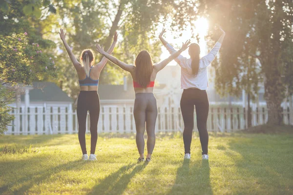 Tres Mujeres Ropa Deportiva Están Haciendo Gimnasia Césped Verde Parque — Foto de Stock