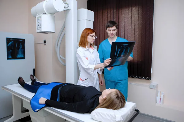 Жінки Чоловіки Радіологи Оглядають Рентгенівські Промені Біля Пацієнта Медичному Кабінеті — стокове фото