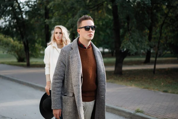 Deux Élégants Homme Femme Marchent Dans Rue — Photo