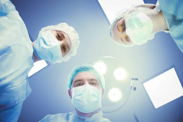 Χειρουργοί Και Νοσοκόμα Κοιτάζουν Κάτω Τον Ασθενή Πριν Από Την — Φωτογραφία Αρχείου
