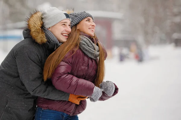 Para Mężczyzn Kobiet Lodowisku Zimą — Zdjęcie stockowe