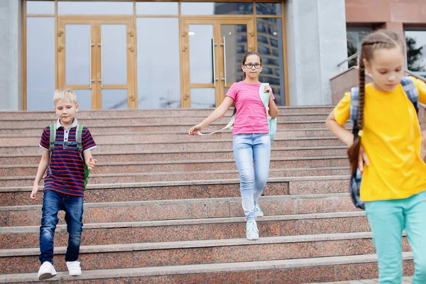 Grupp Skolbarn Med Ryggsäckar Springa Upp Från Skolan Efter Lektionen — Stockfoto