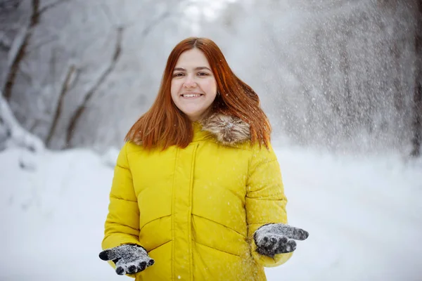 Mladá Hezká Veselá Rusovlasá Dlouhosrstá Žena Hořčičné Bundě Usmívá Zimě — Stock fotografie