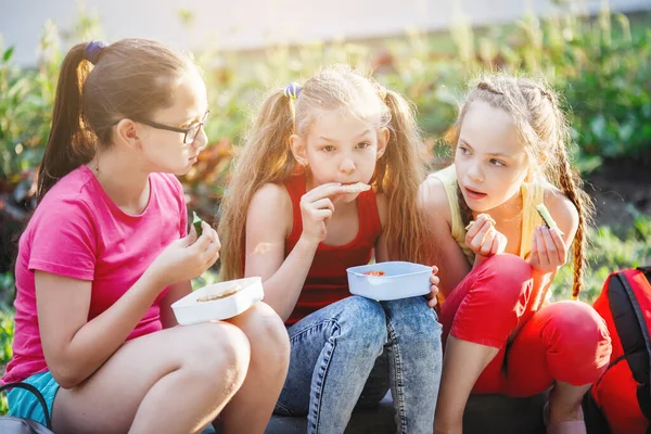 Tieners Zitten Eten Stoep Het Stadspark — Stockfoto