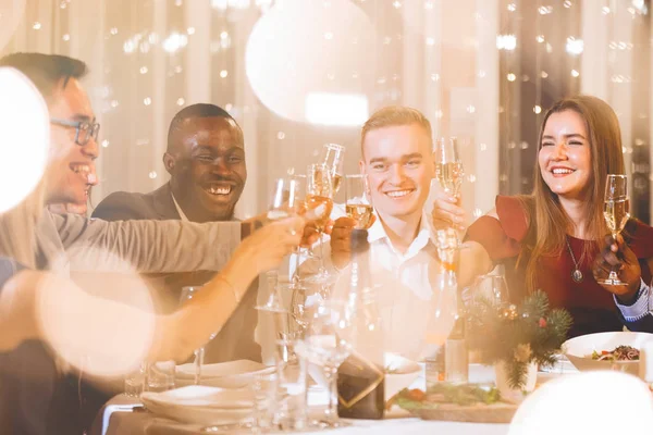 Groep Multinationale Vrienden Viert Kerstmis Met Champagneglazen Aan Feestelijke Tafel — Stockfoto