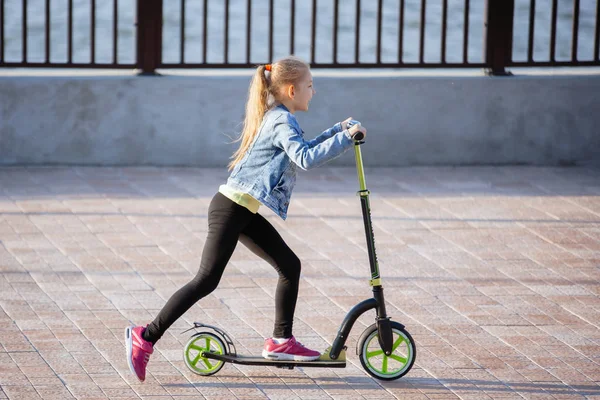 Tiener Meisje Scooter Het Stadspark Blauwe Jas Jeans Roze Sneakers — Stockfoto