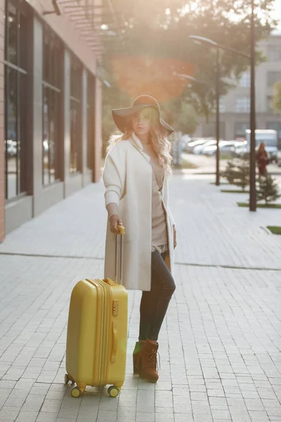 Femme Bottines Dans Chapeau Avec Une Valise Jaune Dans Manteau — Photo