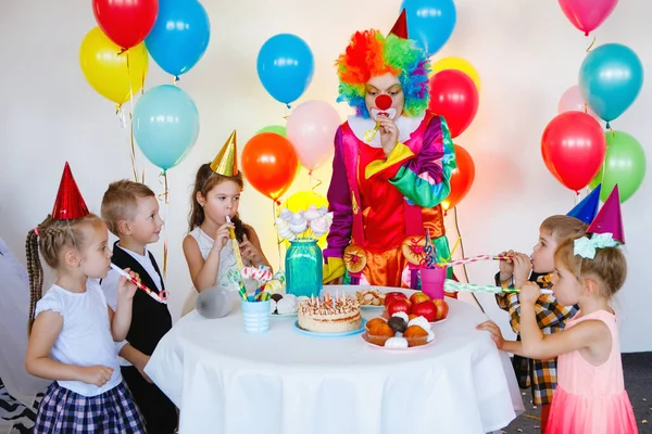 Παιδιά Παίζουν Και Διασκεδάζουν Έναν Κλόουν Ένα Πάρτι Γενεθλίων — Φωτογραφία Αρχείου