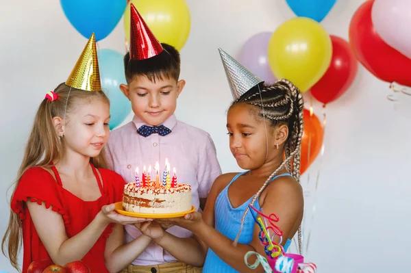 Criança Segurando Bolo Com Uma Vela Uma Celebração Aniversário Conceito — Fotografia de Stock