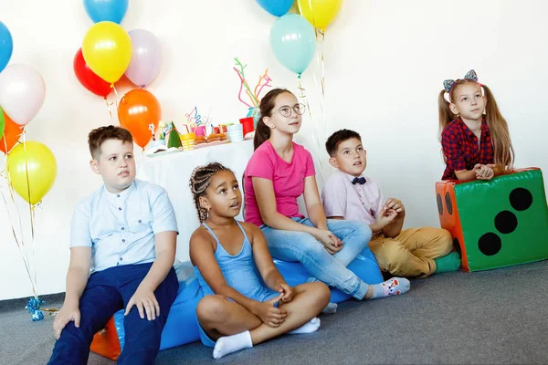 Dzieci Wielonarodowe Uroczystości Urodzinowe Kulkami Czapkami Słodyczami Śmiechem — Zdjęcie stockowe