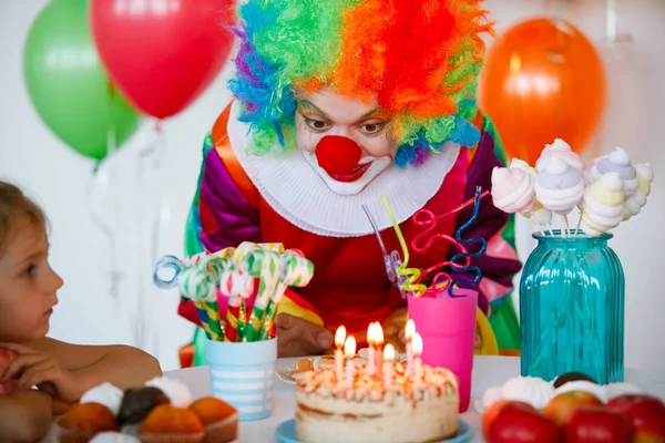 Crianças Brincam Divertem Com Palhaço Uma Festa Aniversário — Fotografia de Stock