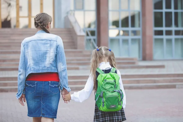 Adolescente Estudante Uniforme Com Uma Mochila Mão Com Mãe Caminha — Fotografia de Stock