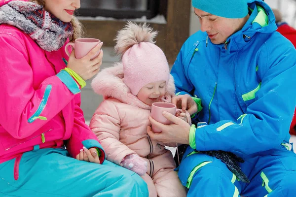 Famiglia Felice Tre Persone Con Una Tazza Caldo Inverno All — Foto Stock