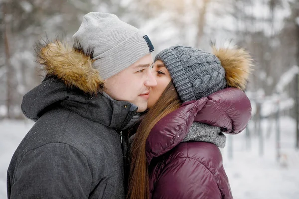 사랑하는 커플이 공원에서 키스를 뜨개질 내리는 — 스톡 사진