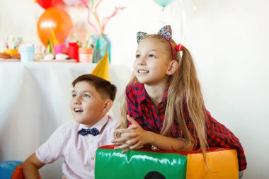 Şapkalı çocuklar doğum günlerinde coşkuyla bakarlar..