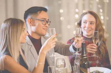 Noel kutlaması. Birçok Asyalı ve Kafkasyalı tatil masasında..