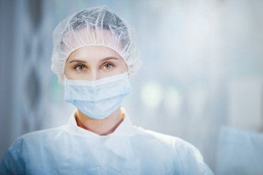 Klinikte başlık ve maske takan cerrahi hemşire. Yakın plan portre. Sağlık, ameliyat..