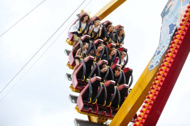Rusya, Chelyabinsk-Jule.3.2019. Bir grup insan parkta lunapark treninde salıncakta sallanıyor. Duygusal patlama, düşme korkusu, yüksek hızda şok..