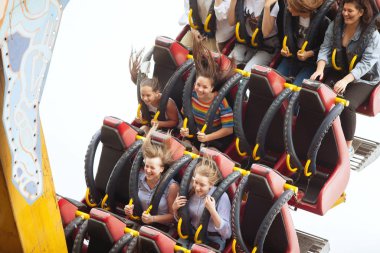 Rusya, Chelyabinsk-Jule.3.2019. Bir grup insan parkta lunapark treninde salıncakta sallanıyor. Duygusal patlama, düşme korkusu, yüksek hızda şok..