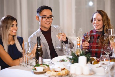 Noel kutlaması. Birçok Asyalı ve Kafkasyalı tatil masasında..