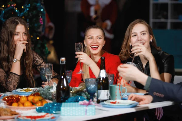 Companhia Alegre Amigos Celebra Ano Novo Uma Mesa Perto Árvore — Fotografia de Stock