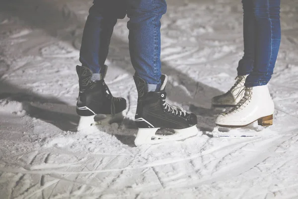 Мужские Женские Ноги Катаются Коньках Льду Катка Зимой Открытом Воздухе — стоковое фото
